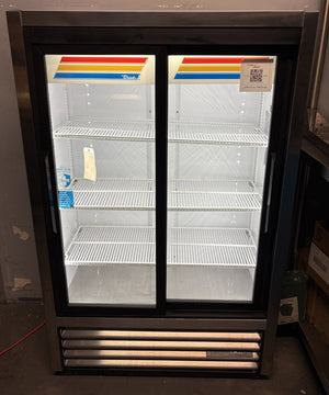 True GDM-33-SSL-56-HC-LD  Half Size Beverage Merchandiser w/ Sliding Doors (Floor Model)