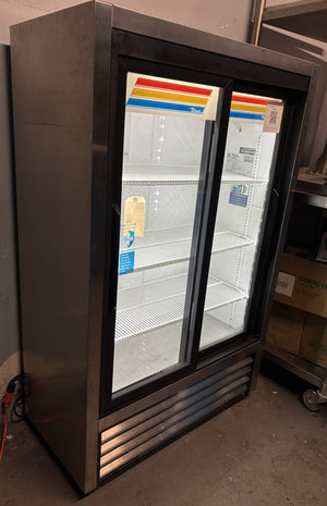 True GDM-33-SSL-56-HC-LD  Half Size Beverage Merchandiser w/ Sliding Doors (Floor Model)